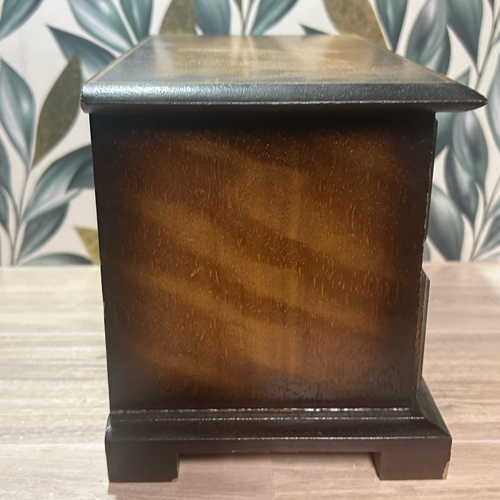 Vintage Wooden Musical Jewelry Box with Six Brooches - Picture 4 of 12